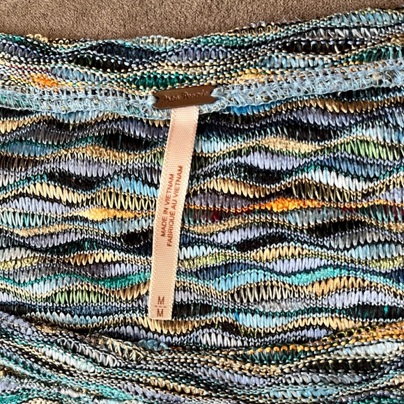 Free People Women’s Size Medium Rainbow Wave Blue Green Boxy Cropped Tee Blouse - Picture 6 of 8